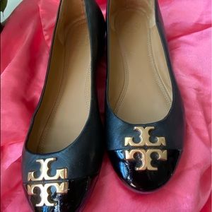 Authentic Tory Burch Everly Logo Leather Flats